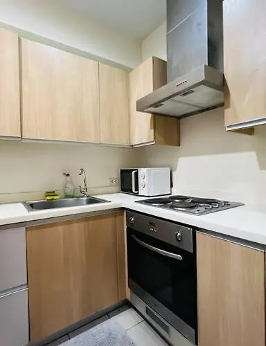 Bgc 2br Near Sm Aura With Free Parking & Wi-fi Apartment *