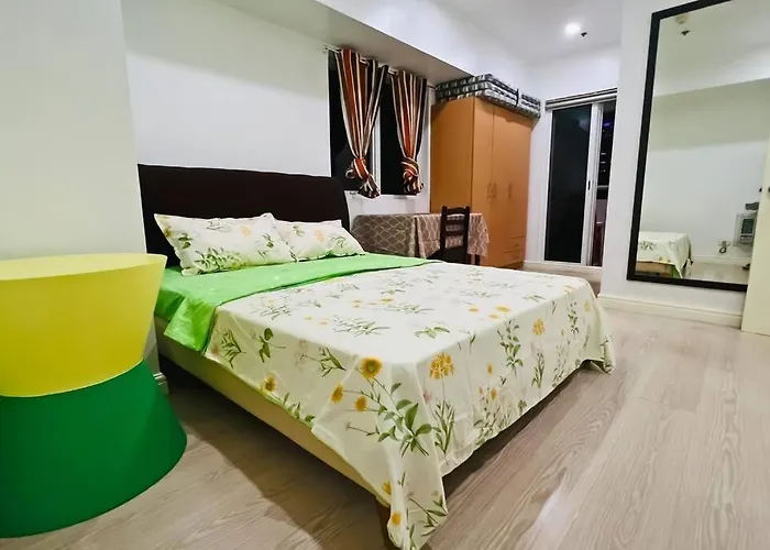 Bgc 2br Near Sm Aura With Free Parking & Wi-fi *
