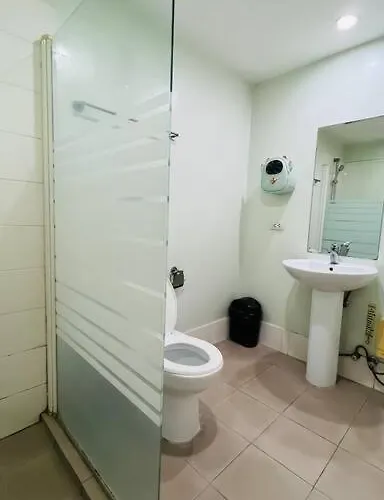 Bgc 2br Near Sm Aura With Free Parking & Wi-fi