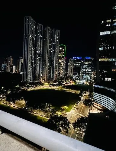 Bgc 2br Near Sm Aura With Free Parking & Wi-fi * Manila