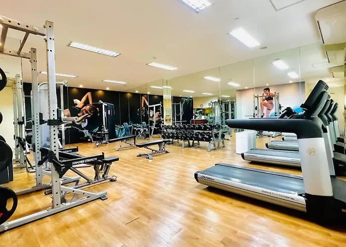 Bgc 2br Near Sm Aura With Free Parking & Wi-fi Apartment *